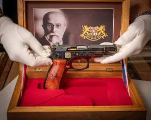 Legendární pistole opět v aukci a míří na milion