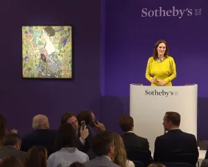 Přes 85 milionů liber za Klimtovu Dámu s vějířem