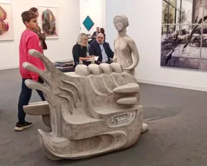 Anna Hulačová i lebka triceratopse na londýnském Frieze