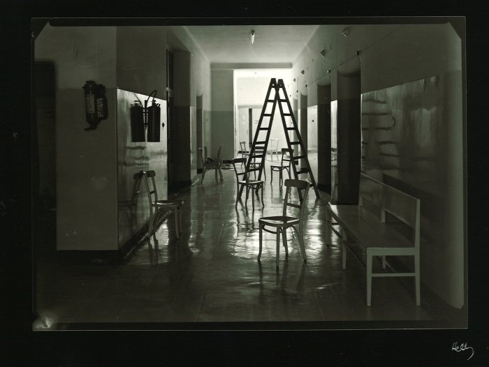 Petr Helbich: Opuštěné chodby (z cyklu Nemocnice Na Bulovce) / 1972- 74 / černobílá fotografie / 18 x 13 cm / Galerie moderního umění v Roudnice nad Labem