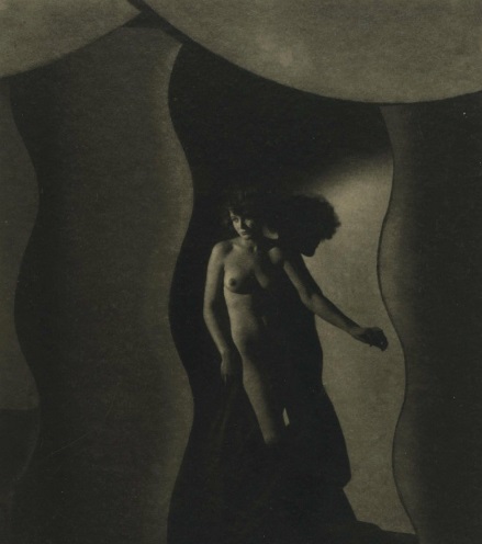 František Drtikol: Kompozice / 1925 / pigmentová fotografie na papíře / 28,3 x 23 cm / Christie's Paris 13. - 14. 11. 2015 / odhad 50 - 70 000 Eur