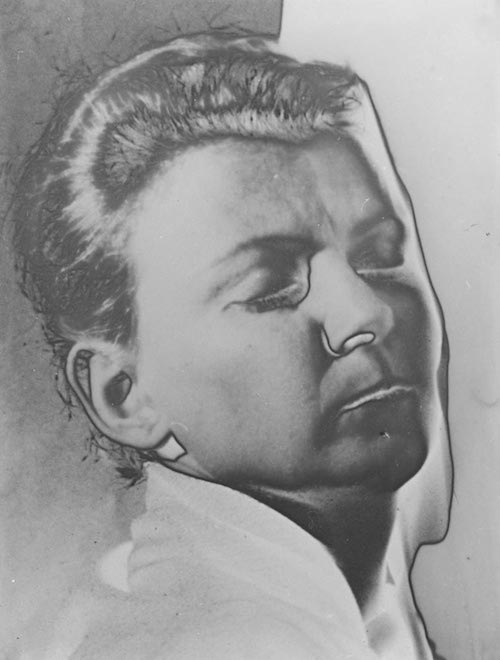 Václav Zykmund: Z cyklu portréty, 1943, solarizovaná bromostříbrná fotografie, autorská zvětšenina, 23,8 x 18,1 cm, cena: 247 800 Kč