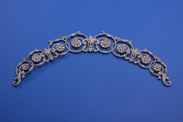 Diamantový diadém, 1890–1920, platina, celková hmotnost diamantů 12 ct, cena: 1 550 000 Kč, Dorotheum 23. 5. 2015