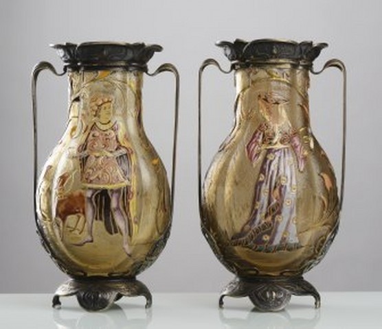 4) Émile Gallé: Párové vázy / 1885 vrstvené sklo / výška 28 cm  cena: 1 240 000 Kč Arthouse Hejtmánek 2. 6.2016
