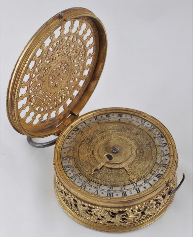7)Cestovní astronomické renesanční hodiny / Německo, konec 16. století zlacená mosaz, stříbřený číselník / 12 x 12 x 4.6 cm cena: 960 000 Kč Galerie Ustar 14.5.2016