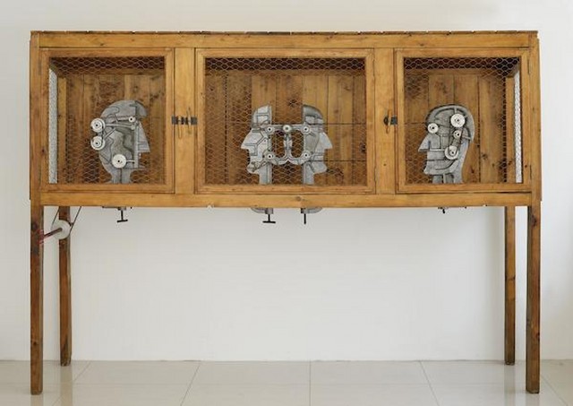 Karel Nepraš: Přepadení králíkárny, 1968–70 litina, kov, barvy, dřevo, 180 x 248 x 70 cm, cena: 1 080 000 Kč