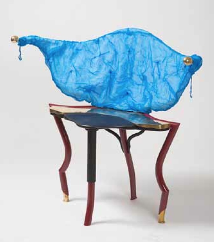 Bořek Šípek: židle Bambi / návrh 1983, výroba kol. 1986 / lakovaný kov, mosaz, mačkané modré hedvábí /  88 x 97 x 45 cm / vyvolávací cena: 100 000 Kč, Dorotheum 24. 9.