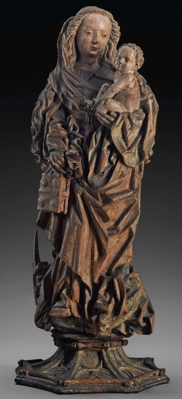 Madona, atřední Porýní / 1470-1490 polychromované a zlacené lipové dřevo (originální sokl) výška 92 cm dosažená cena: 100 000 GBP (včetně provize)