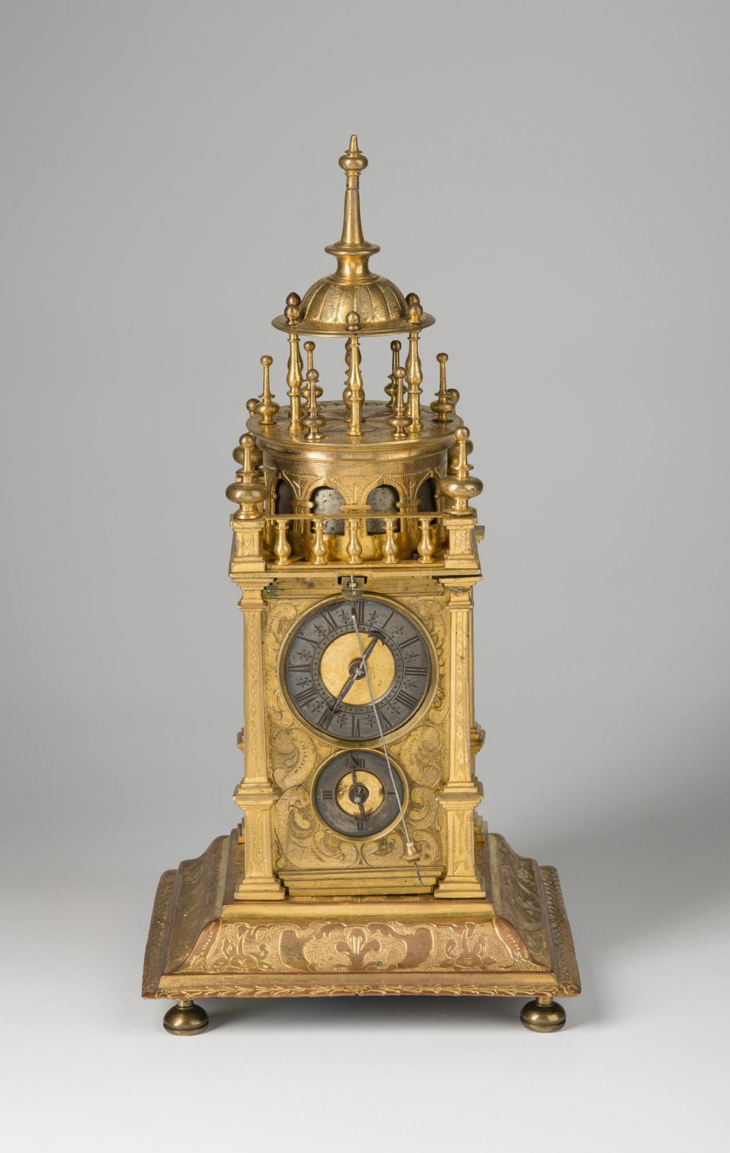Stolní hodiny v renesančním stylu, 19. století mosaz, výška 30,5 cm  dosažená cena: 288 000 Kč Dorotheum Praha 27. 5. 2017