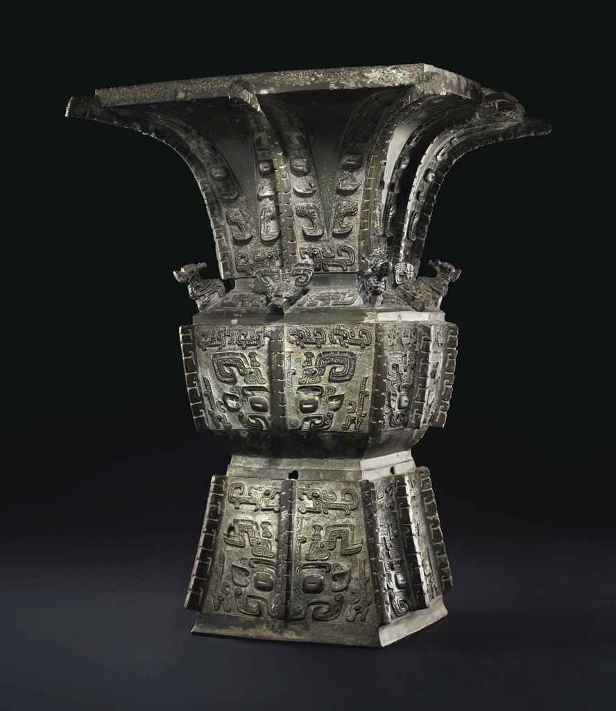 Bronzová rituální nádoba na víno (Fangzun),  dynastie Šang, 13.-11. stol. př. n. l.  dosažená cena: 37 207 500 USD, 15. 3. 2017 Christie’s New York