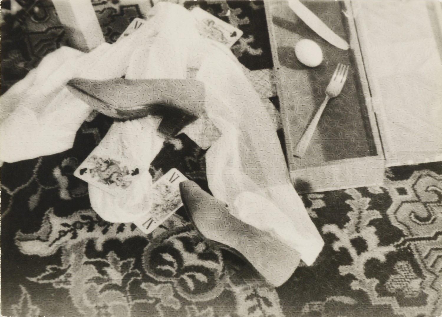 Václav Zykmund: Akce s kartami, 1944     bromostříbrná černobílá fotografie, 17,7 x 12,9 cm vyvolávací cena: 100 000 Kč (+18% provize)