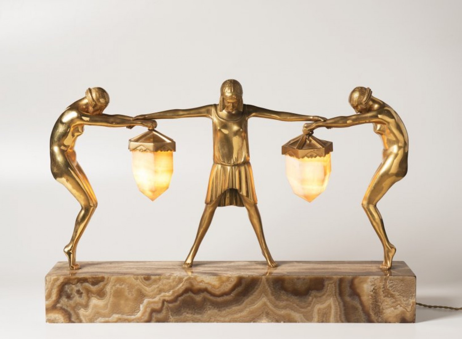 5/ Claire Jeanne Roberte Colinet: stolní lampa 20. léta 20. stol. zlacený bronz, mramor, onyx, 43 cm x 64,5 cm dosažená cena: 421 600 Kč Arthouse Hejtmánek 30. 11. 2017