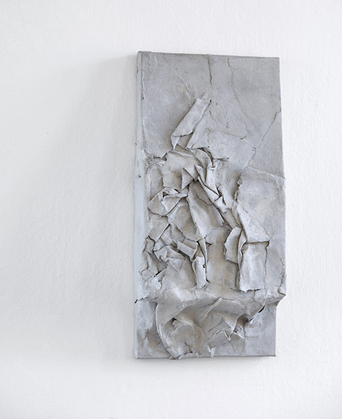 Alva Hajn: Bez názvu, 80. léta kombinovaná technika (papír na sololitu), 70 × 33,5 × 13 cm vyvolávací cena: 38 000 Kč (+ provize 21%)