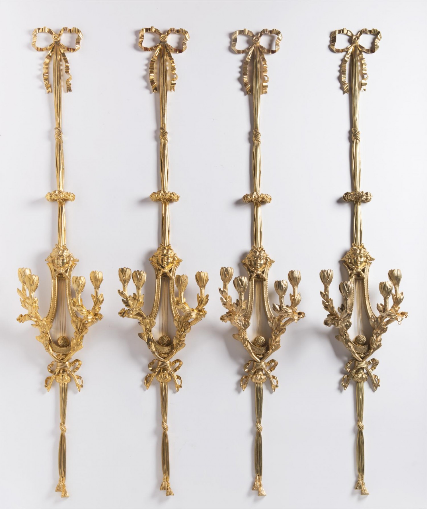 10/ Čtyři apliky s lyrou, Francie, kolem 1820 zlacený bronz, výška 147 cm cena: 434 000 Kč, Arthouse Hejtmánek 6. 12. 2018