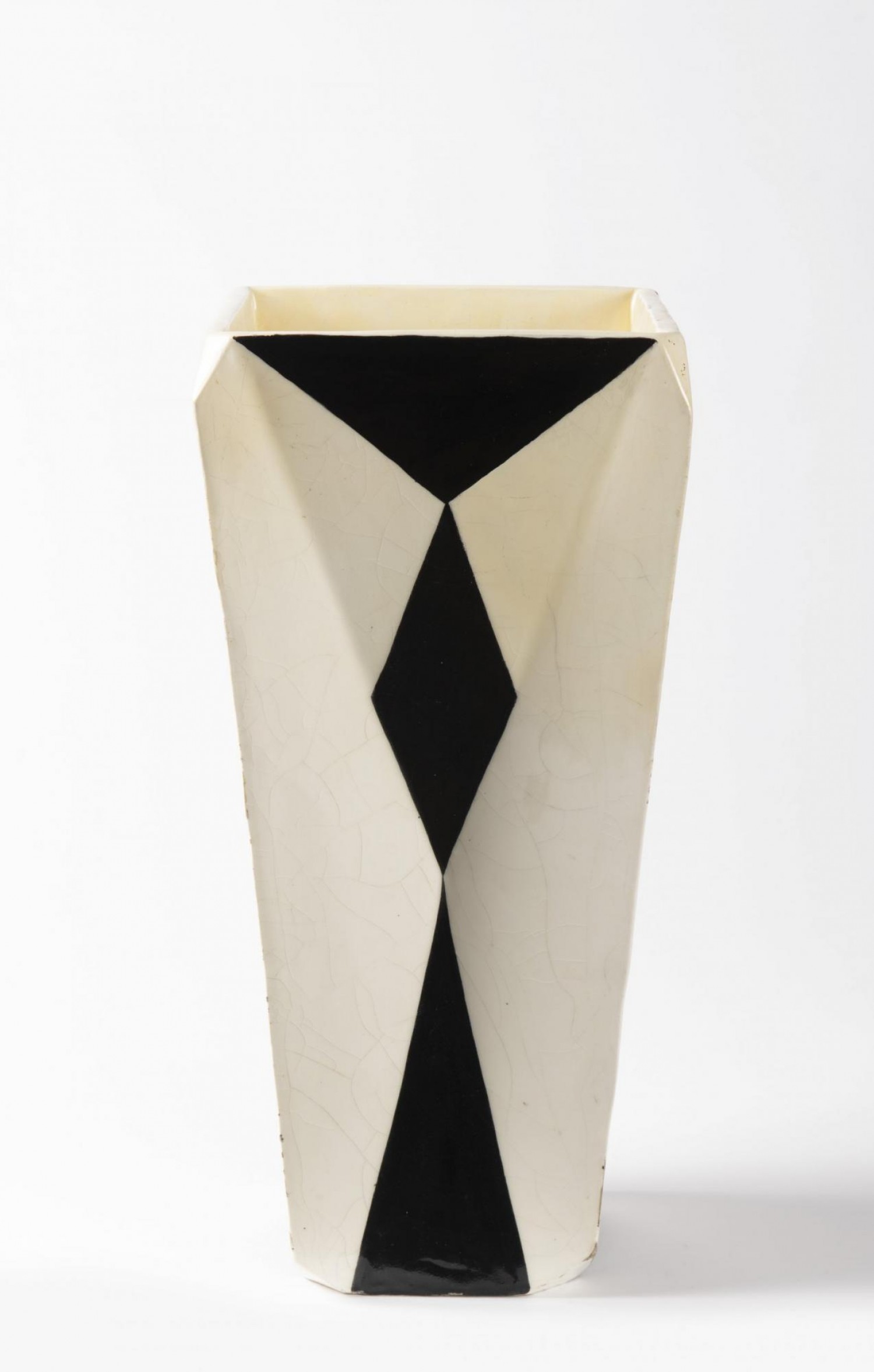 Vlastislav Hofman (výroba Artěl): Váza hraněná, před 1914 měkká kamenina, výška 33,5 cm cena: 868 000 Kč Arthouse Hejtmánek 10. 12. 2019