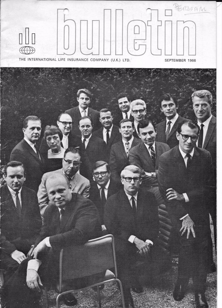 Management Investors Overseas Services v září 1966, Bernie Cornfeld v popředí na židli, Eli Wallitt v zadní řadě uprostřed