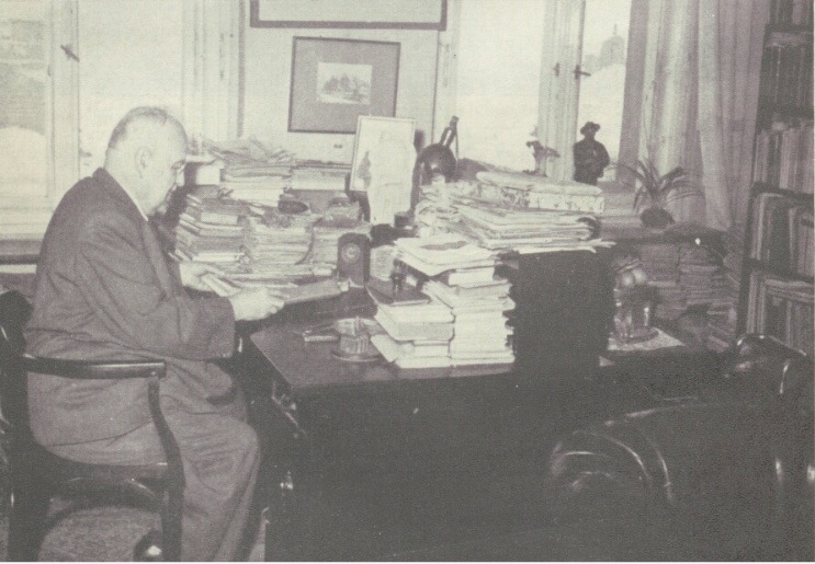 Miloslav Hýsek ve své pracovně