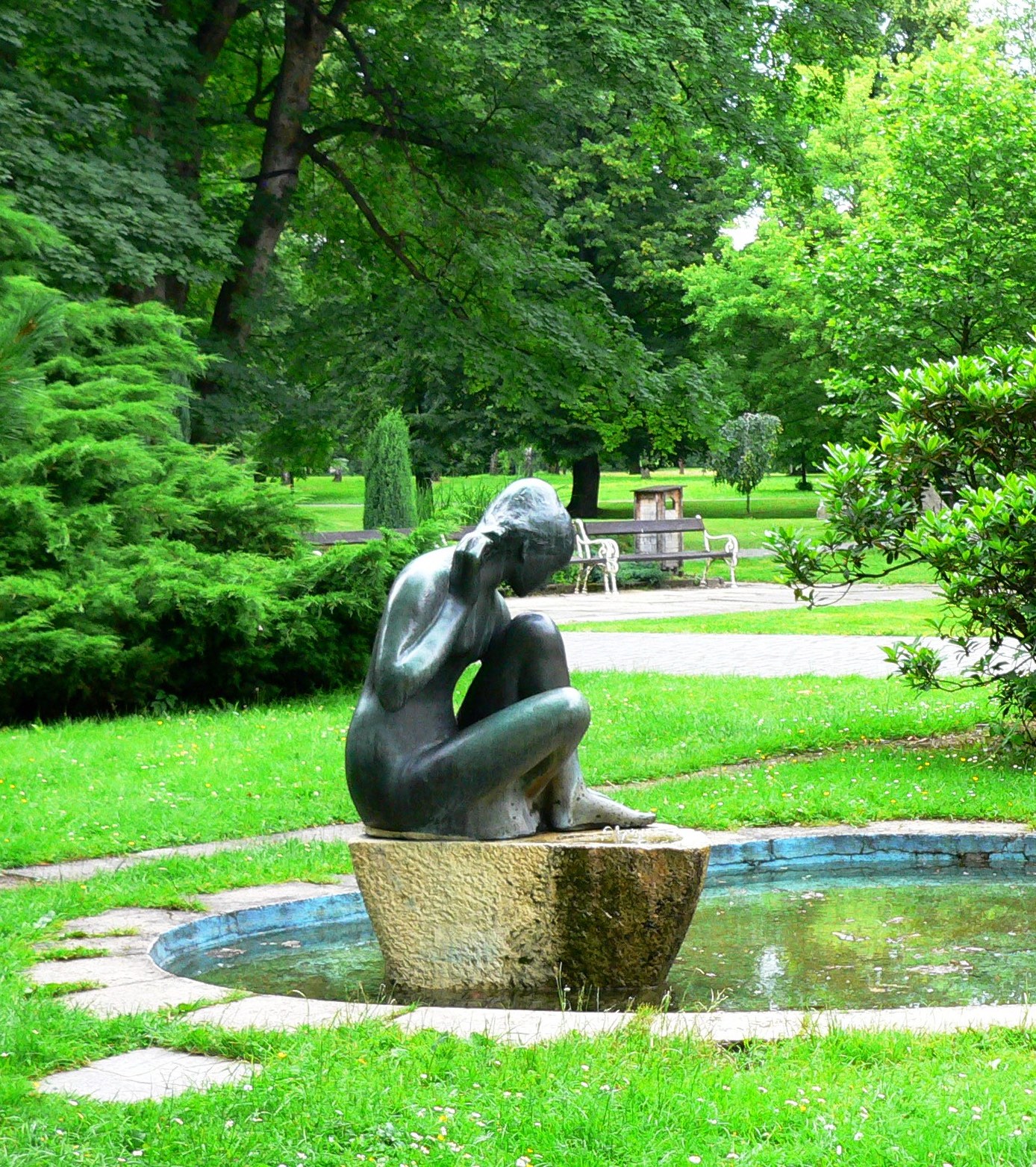 Jan Kodet: Živý pramen, 60. léta 20. století, bronz, Lazně Darkov - park, 2010 zero: Wikimedia Commons, autor Hellooo (detail) 