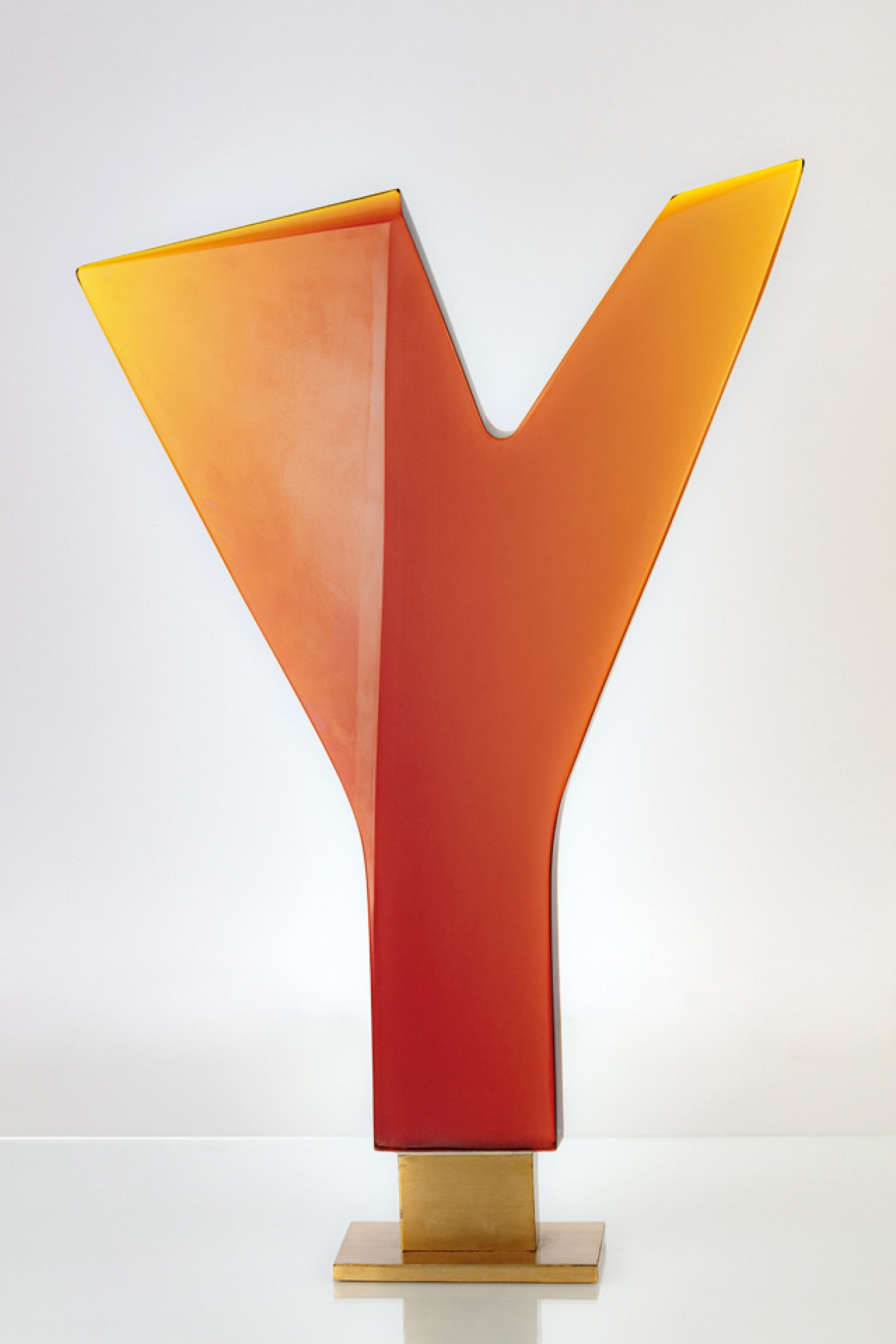 Jaroslav Svoboda: Ypsilon, broušené a leštěné oranžově tónované sklo, výška 77 cm, Aukční dům Sýpka 6. 11. 2022, cena: 324 000 Kč