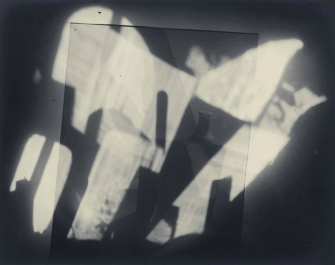 Jaromír Funke: Abstrakce s lahvemi / kol. 1925 / bromostříbrná fotografie / 29,5 x 37,2 cm