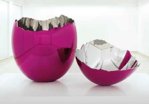 Jeff Koons: Cracked Egg (Magenda) / 1994 - 2006 / leštěná ocel a barvy / 165 x 160 x 160 cm a 100 x 160 x 160 cm / Christie`s 13. 2. 2014