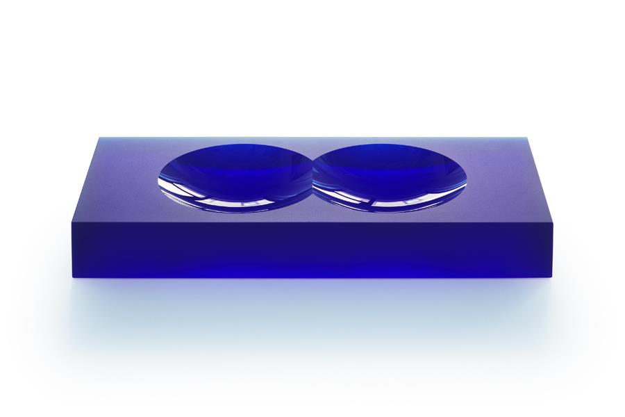 František Vízner: Modrá hranolová mísa / 2009 / modré kobaltové sklo, povrch broušený, leštěný a leptaný / 44,5 x 20 x 5 cm / Dorotheum 20.9.2014 / vyvol. cena: 260 000 Kč