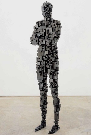 Antony Gormley: Aggregate / 2004 / ocelové bloky / 193 x 49 x 35 cm / Christie`s 13. 10. 2014 / odhad 150 - 200 000 GBP