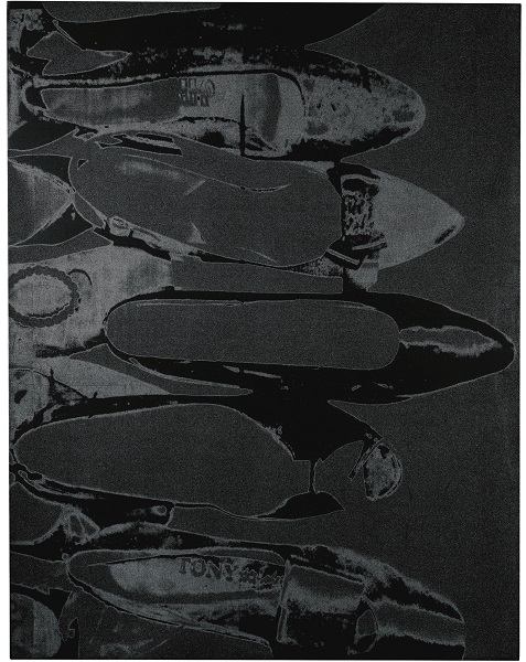 Andy Warhol: Diamond Dust Shoes / 1980 / komb. technika na plátně / 228,1 x 177,8 cm / cena 1 336 900 GBP / odhad 750 000 – 1 000 000 GBP