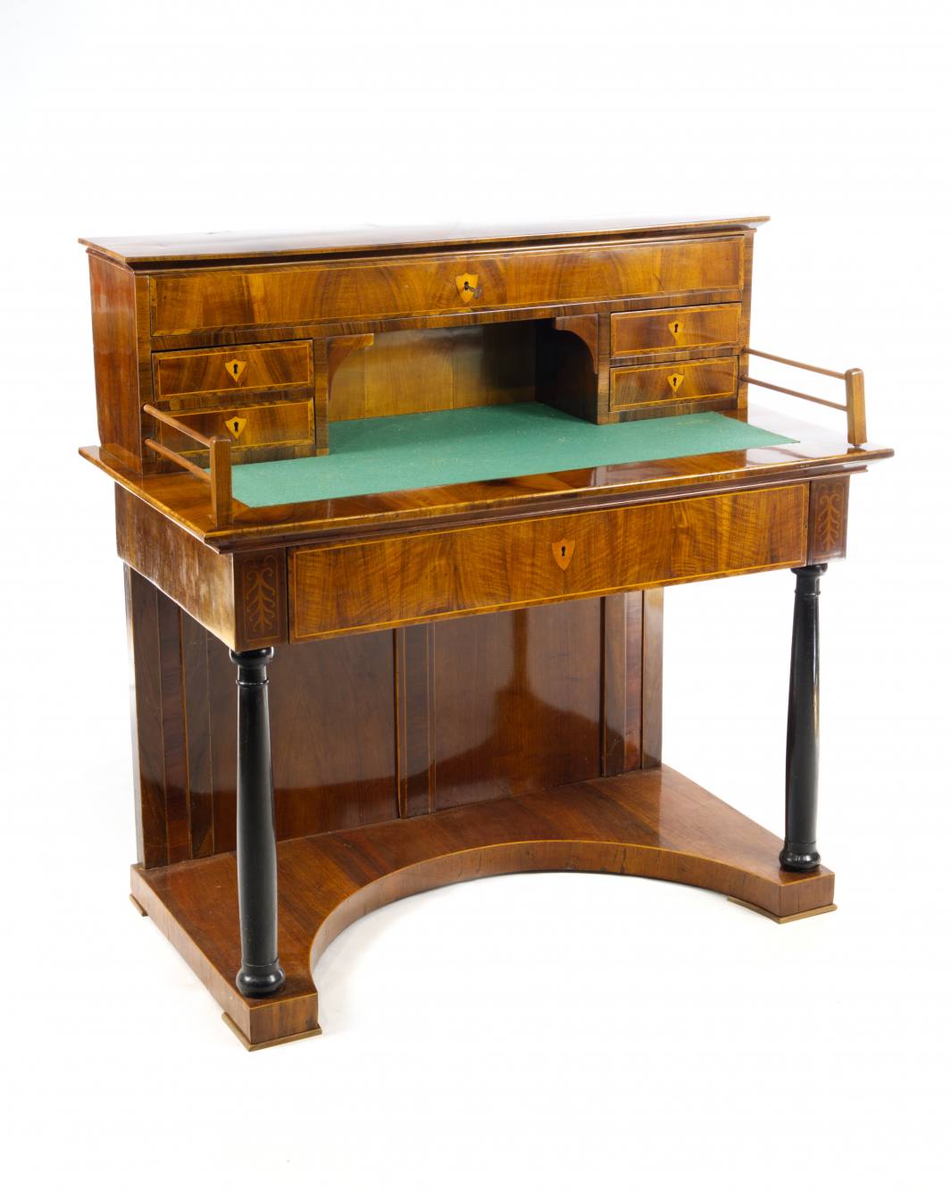 PŘÍZEDNÍ STŮL SE ZELENÝM FILCOVÝM POTAHEM